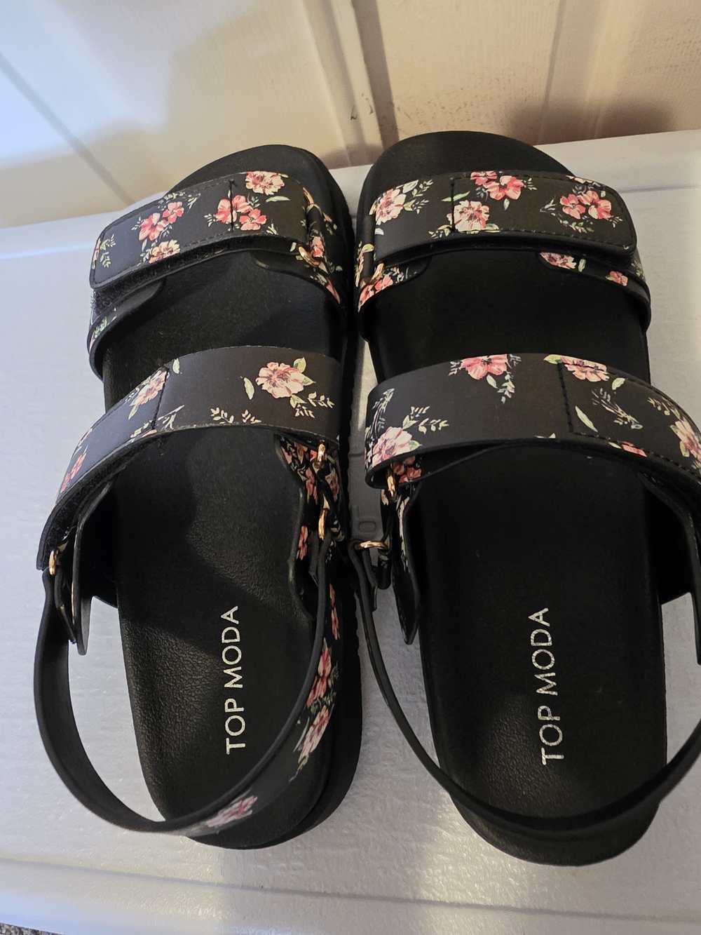 TOP MODA Black Floral Adjustable Strap Sandals